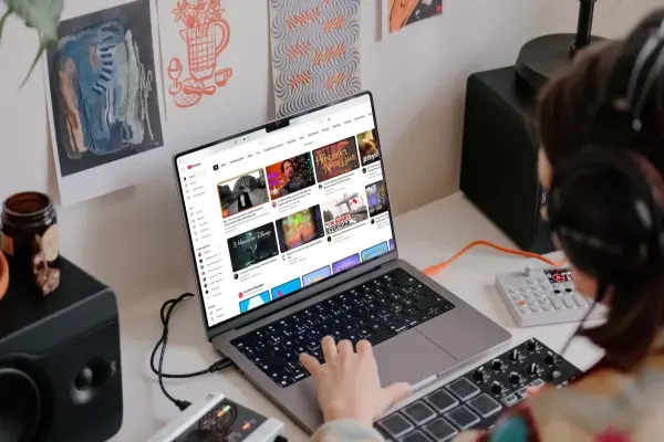 Sự thay đổi trực quan và biểu cảm của YouTube đã xuất hiện, nhưng nhiều người không ấn tượng